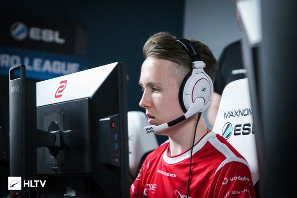 强势压制！ EDward Gaming 在三路优势滚雪球后，毫发无损地击败了 LGD Gaming 。